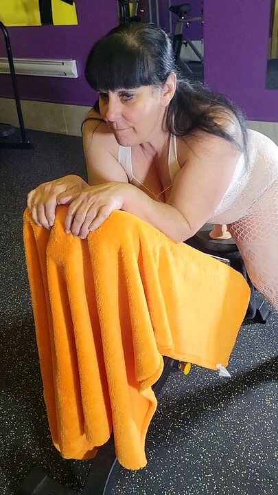 Cewek itu kepergok ngentot kontol di gym