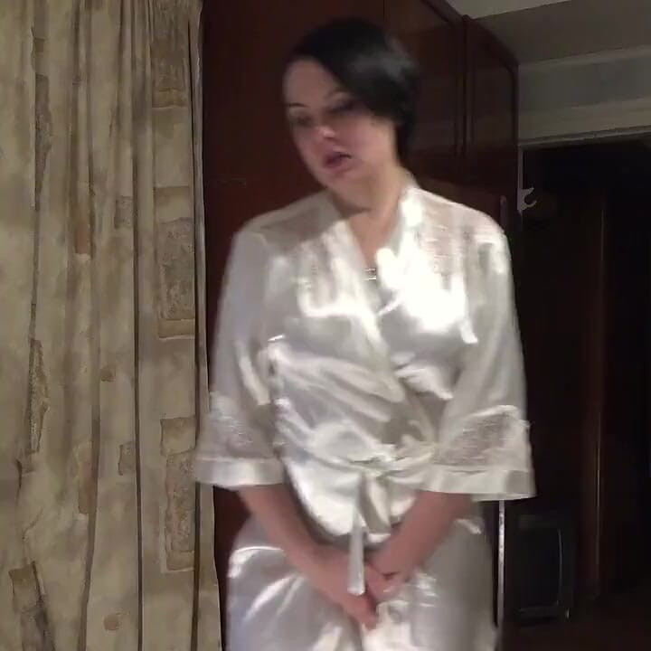 İpek beyaz cüppeli seksi ev hanımı uzun süre işiyor ve bardağa işiyor