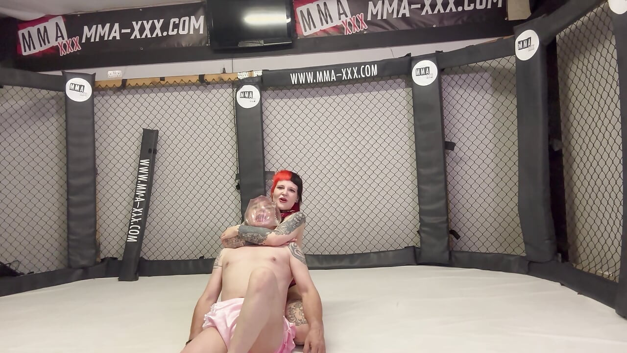 Pvc styvmamma plågar Sissy i Mma Cage - Lårkontroll & Förnedring