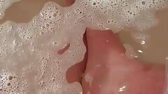 Se masturber dans la baignoire