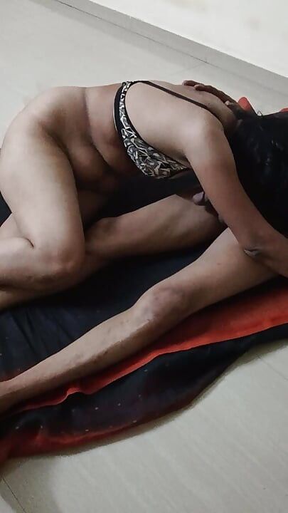 Indisches haus, ehefrau und ehemann zu hause