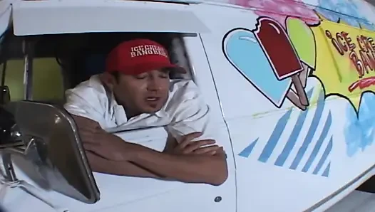 Симпатичную чирлидершу шпилят и кончают в рот