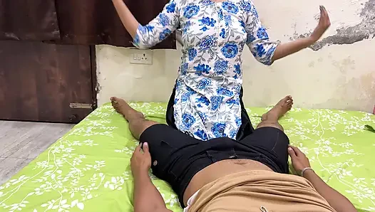Teyze yeğenini yakaladı ve onu üzgün görünce, desi tarzında onunla çok eğlendi.