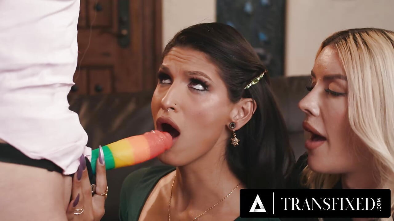 Transfixed - sıkı denetçi Rachael Cavalli bu iki ateşli trans oda arkadaşının birlikte sikişmesini sağlıyor