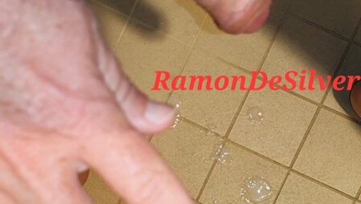 Maître Ramon se branle excitée dans un short en satin sexy sur le sol des toilettes, lèche-le sur un esclave