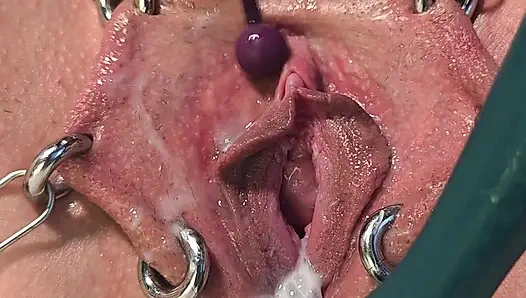 Текущий оргазм с кримпаем моей пирсинговенной киски