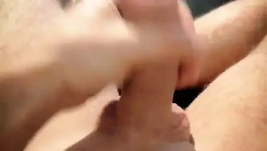 Pornoya mastürbasyon yapıyor ve boşalıyor