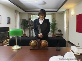 Secretária japonesa gostosa chupa o chefe