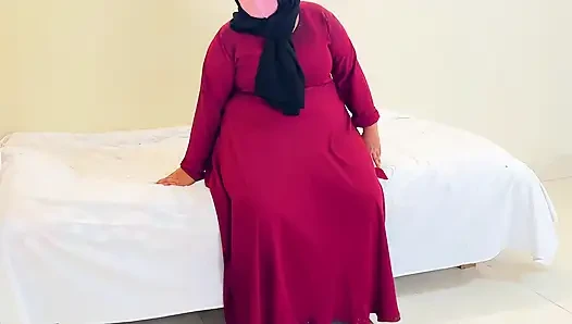 Meniduri ibu mertua muslim gemuk dengan burqa merah & jilbab (bagian-2)