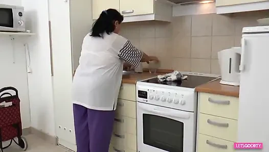 Nenek claudia nyepong dan ngentot pria yang lebih muda