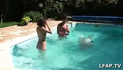Salope defoncee au bord de la piscine