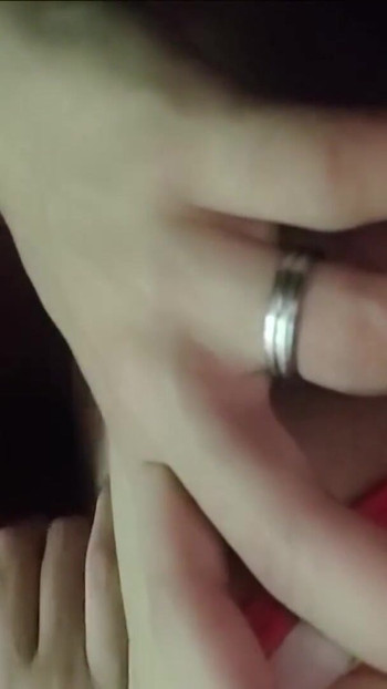 当女友等他的时候，我在她家前吞下他的精液 | 短片 1