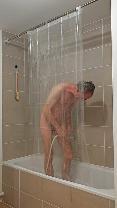 אתה בחדר האמבטיה. תסתכל על מה שאתה רואה.