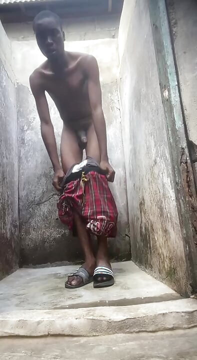 FemBoy runkkaa isoa munaansa