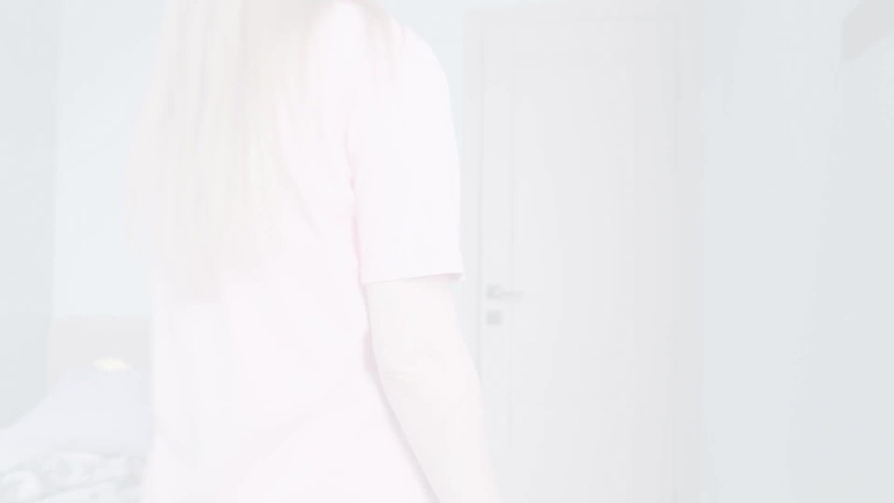 热辣继母不小心把继子的鸡巴插入了她紧致的阴户