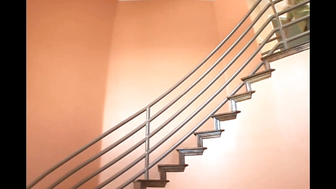 Młoda napalona dziwka uprawia seks ze swoim szefem z twardym kutasem