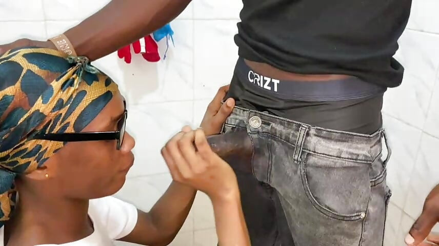 Obraznic În Baie În Timpul Întâlnirii De Familie