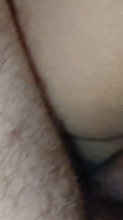 لا أستطيع أن أساعد نفسي عندما أرى كس ابنة زوجتي وأمارس الجنس معها وأترك كسي | مقطع 1