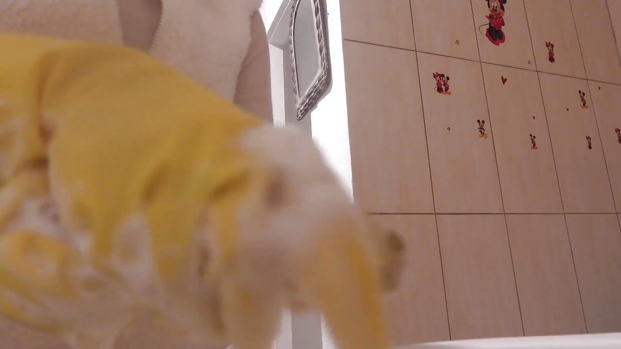 Meine stiefschwester in gelben spülhandschuhen nimmt ein bad mit einem dildo und viel weißem Schaum und Seife