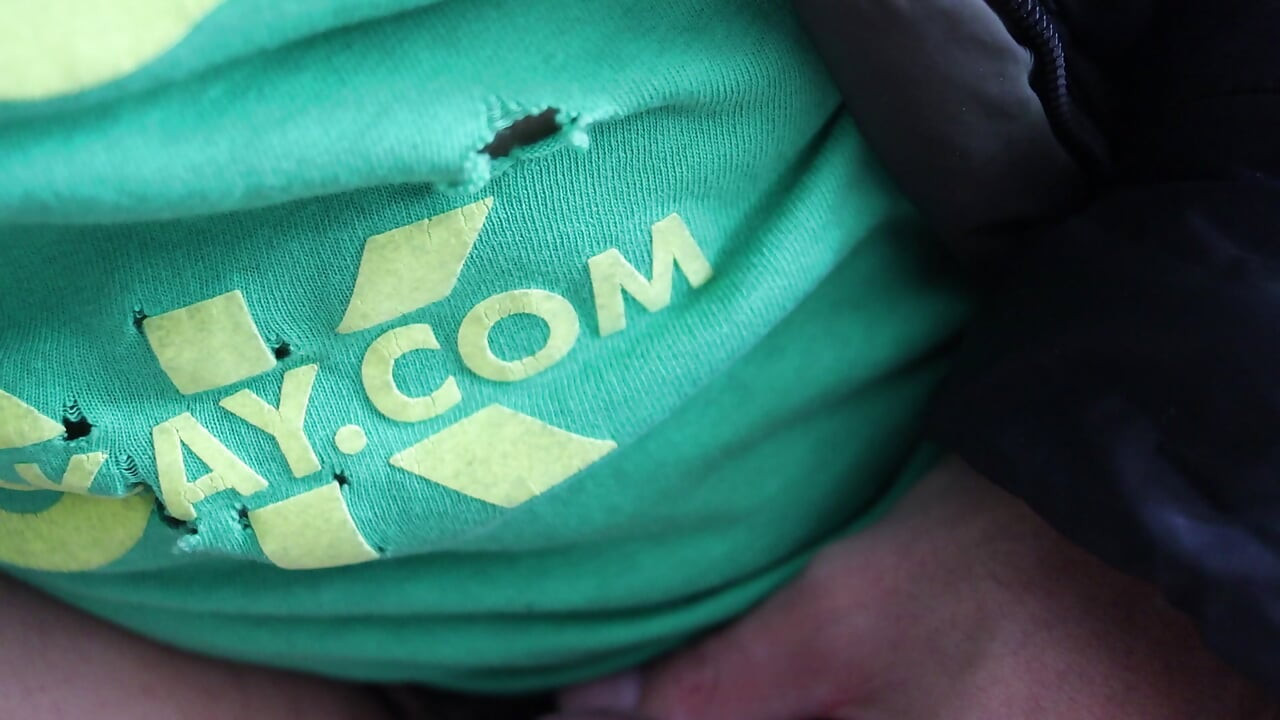 Yarak sesi çıkarmaya çalışıyor