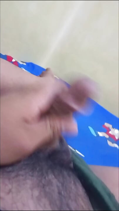 Um homem que ainda está balançando o rabo