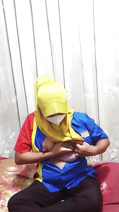Indomaret Employee Girl Masturbates