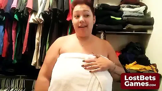 Son striptiz oyunu kaybedeni, sadece sutyenle kaldı