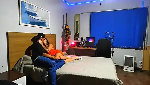 Mutfakta, buzdolabına yaslanıp benden daha fazlasını istedi