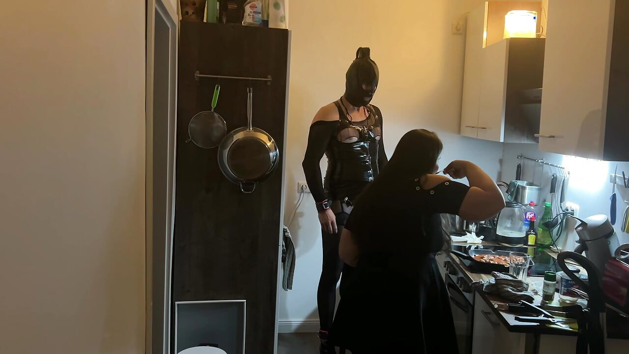 Kinky συνάντηση στην κουζίνα: Φετίχ μωρό κυριαρχεί στη φίλη της