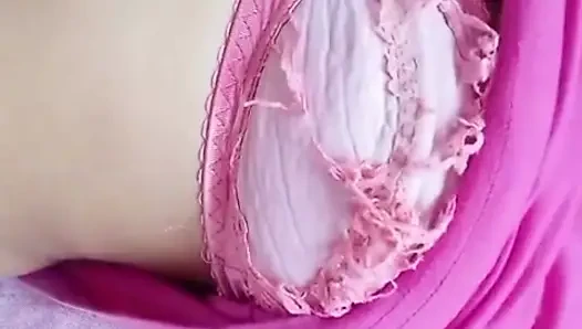 Cewek sange ini lagi asik masturbasi itilnya sampai orgasme intens