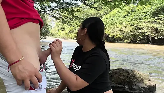 Beni nehirde çıplak gördükten sonra açık havada bilinmeyen genç bir latinle sert sikişiyorum