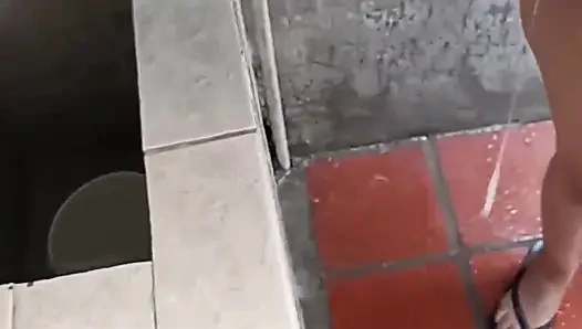 Verandadaki komşum banyo yapıyor zengin götlü inanılmaz göğüsleri var bu esmer Kanada'da bulunduğu bir tanrıça