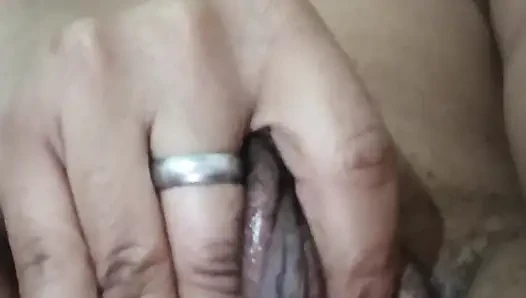Hindistanlı kız kardeşim erkek kardeşinin izlemesi için mastürbasyon yapıyor.
