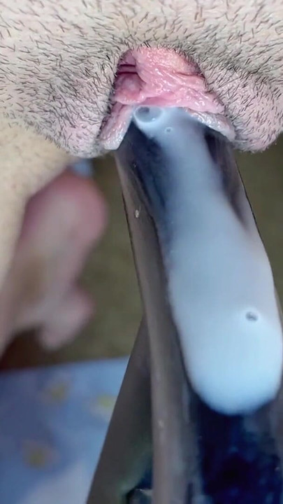 Mächtiger moment aus "Reiben auf dem stuhl und orgasmen schütteln, während sie allein zu hause sind"