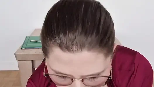 Sekreter Oral Seks Anlaşması - Gözlüklü Dizlerinin Üzerinde Gırtlağına Kadar Alma Ve Memelerde Büyük Yüze Boşalma, Yüz Ve Gözlük