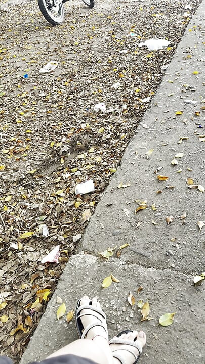Une fille colombienne se masturbe en public sur la route