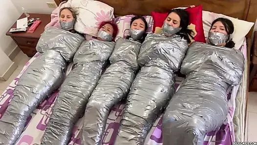 5 mumyalanmış kız boğuşuyor ve ağzı tıkalı!
