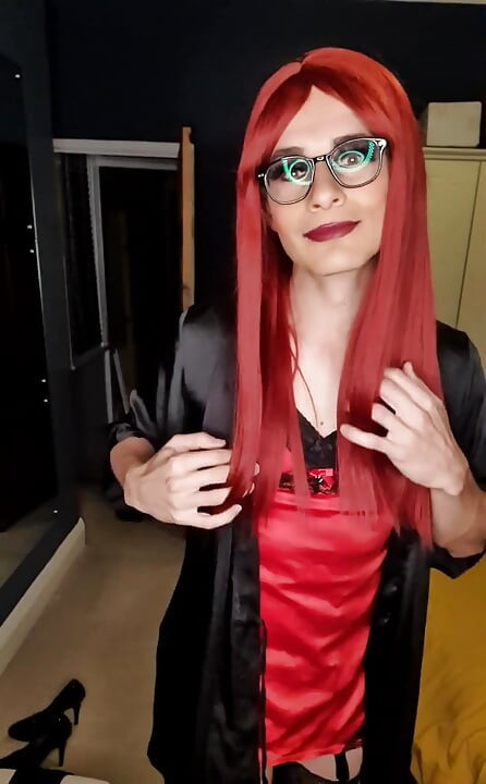 ランジェリー姿で赤毛の姿をしたミストレス・ジェシカは、ビッグ10のディルドで挑発し、じらす