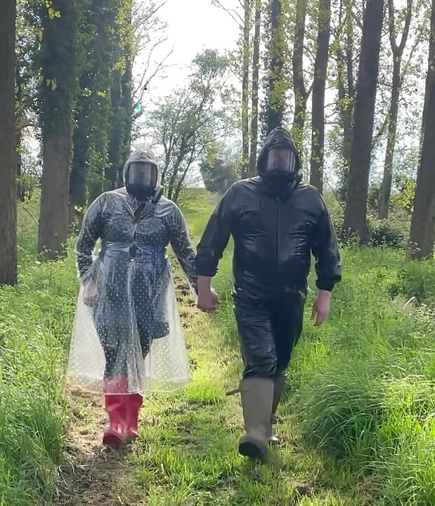 Plastová pláštěnka a plynová maska v lese