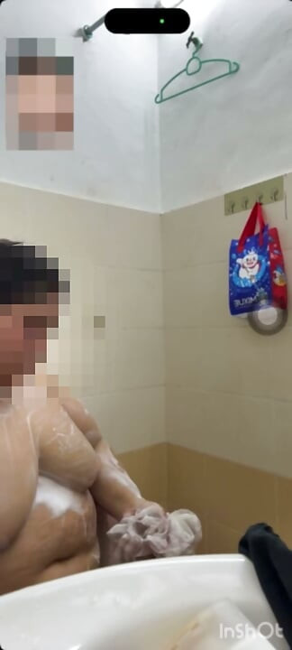 อาบน้ำเปลือยกาย