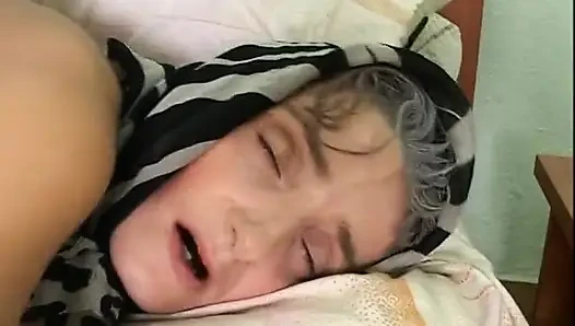 Трах бабушки в задницу с камшотом на лицо на улице