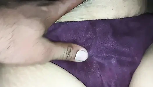 Ich habe das höschen und die strumpfhose meiner schwägerin schieben und reibte ihre muschi und ihren arsch, feuchte muschi wurde