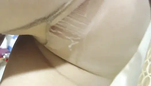 Pantyhose dan mentimun di pantat sambil menyemprotkan