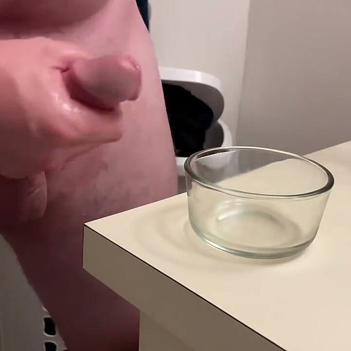 Wow! Sam rykker pikken og skyder en kæmpe cumshot!