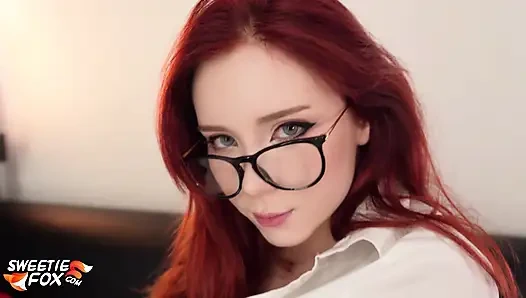 Versaute sekretärin tief in den hals, fickt grob und nimmt nach der arbeit sperma auf ihre großen titten