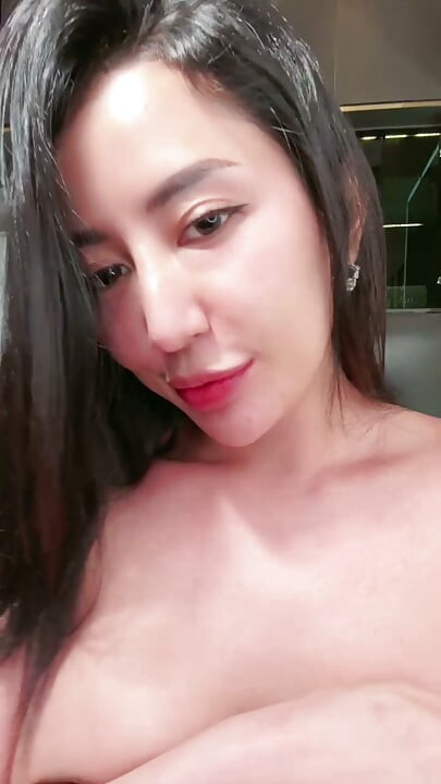 garota famosa na Indonésia esfregando a buceta e mostrando os peitos grandes, toda excitada