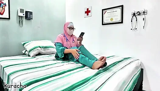 Panggilan video dokter muslim berhijab dengan kekasih rahasianya saat istirahat di rumah sakit