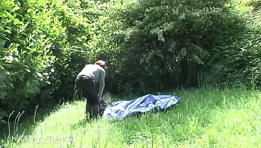 Güzel genç kızıl saçlı sürtük güneşleniyor papy pervers tarafından yalanıyor ve sikiliyor