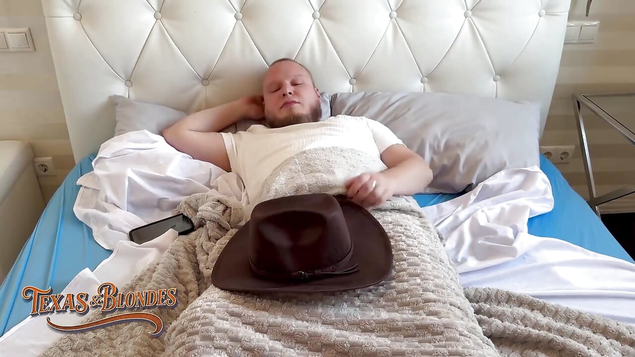 Ansiosas putas Greta Foss y Vera Jarw folladas por Mr. Texas en un trío