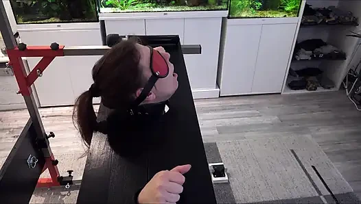 Köle Kız Savunmasız Direkte Sybian'da Orgazma Sürükleniyor Bölüm 2